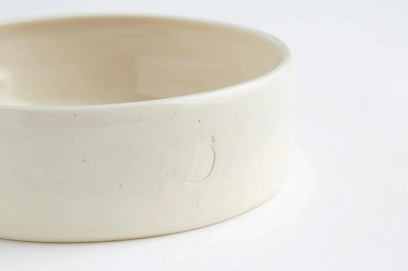 https://cdn.shopify.com/s/files/1/0684/6883/4571/files/HandmadeSpottedCeramicDogFoodBowllateralview_1400x_e792b807-81bb-45b5-a9c1-5a491427da7d.webp?v=1746698932